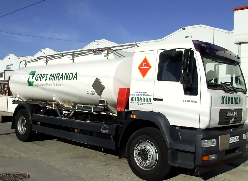 Camión cisterna de GRPS Miranda para la recogida de aceites usados