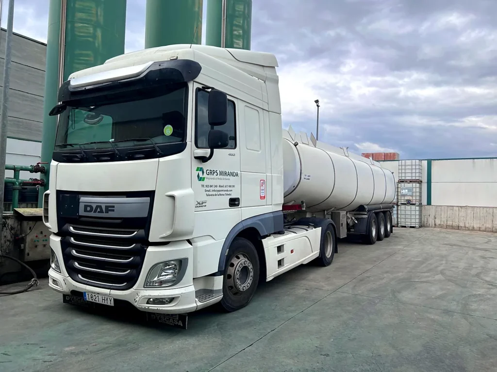 Cabeza tractora con cisterna de aceites usados junto a los depósitos de GRPS Miranda
