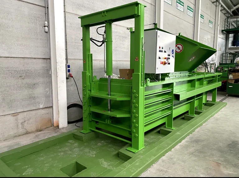 Prensa compactadora verde en el centro de transferencia