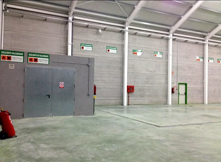 Interior de la nave del centro de transferencia con sus puertas