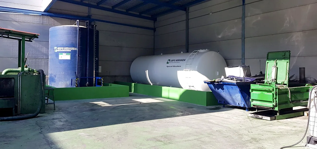 Interior del centro de transferencia de GRPS Miranda con depósitos y contenedores