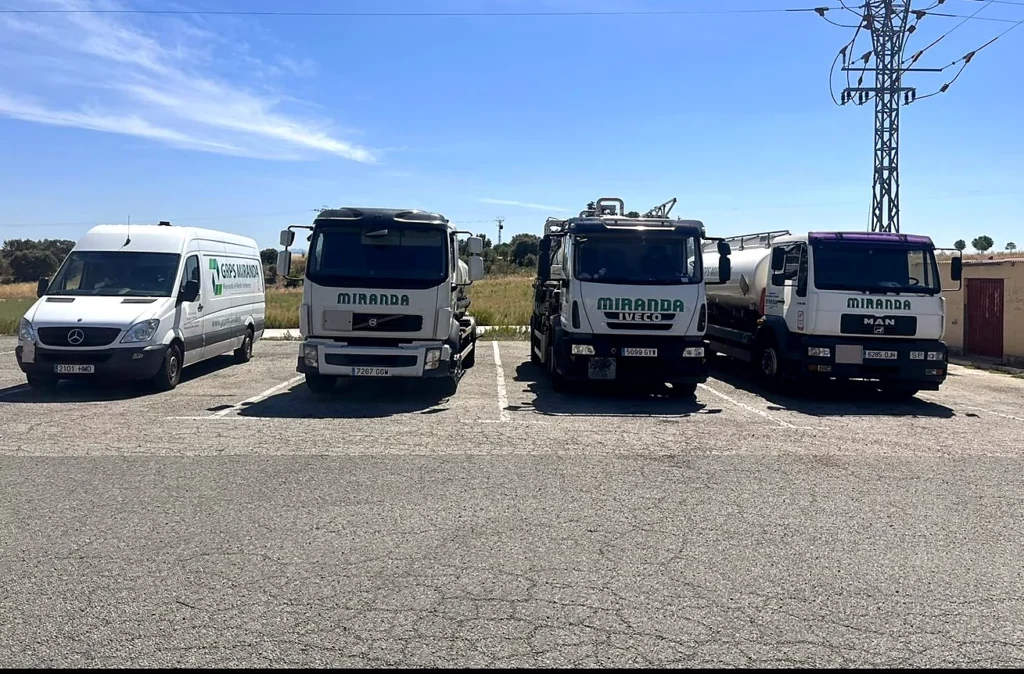 Flota de vehículos de GRPS Miranda aparcada en la base
